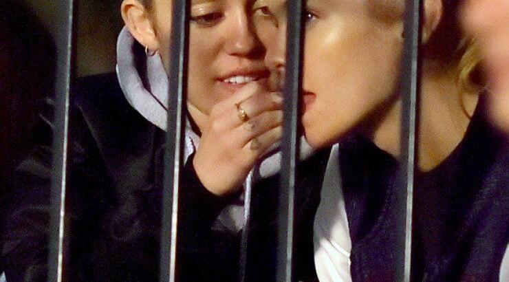 Oι ερωτικές στιγμές της Miley Cyrus με την κοπέλα της [εικόνες]