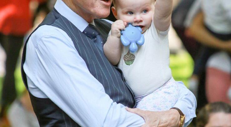 Δείτε τον Bill Clinton για πρώτη φορά με την εγγονή του [εικόνες]