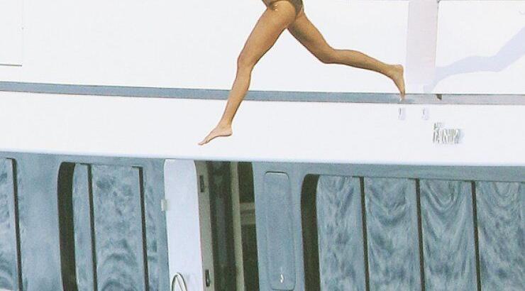 Η κορμάρα Elle Macpherson απολαμβάνει τις διακοπές της στο προσωπικό της γιοτ [εικόνες]