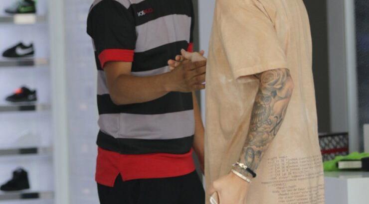 Διάσημος τραγουδιστής παραδέχτηκε τον εθισμό του [εικόνες]