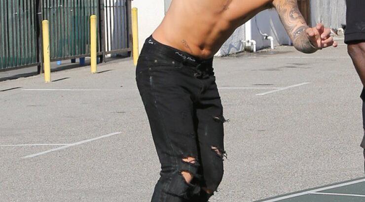 Ο Justin Bieber γδύνεται και εμείς παθαίνουμε πλάκα [εικόνες]