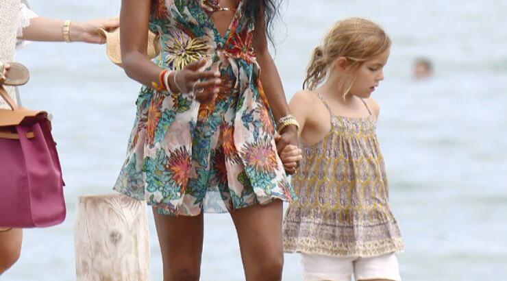 Τι συμβαίνει με τη Naomi Campbell; Υιοθέτησε παιδάκι; [εικόνες]