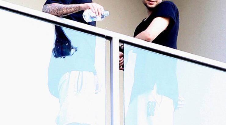 Δείτε πως συμπεριφέρθηκε διάσημος τραγουδιστής στους θαυμαστές του [εικόνες]