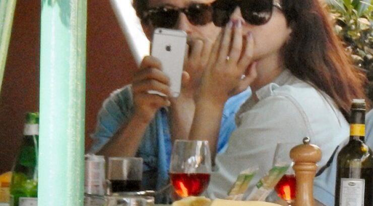 Ερωτικές στιγμές για διάσημη τραγουδίστρια στην Ιταλία [εικόνες]