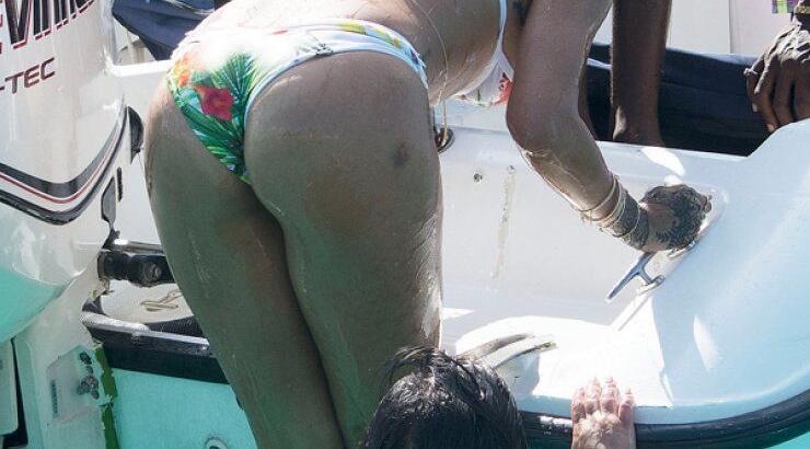 Η Rihanna κολάζει τον Lewis Hamilton με το μικροσκοπικό της μπικίνι [εικόνες]