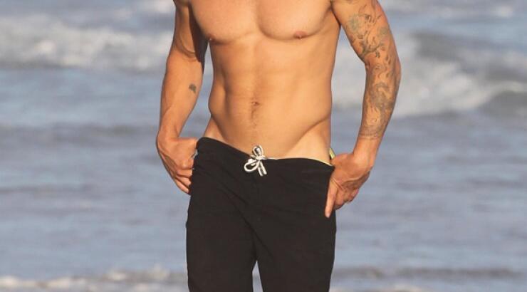 Το απόλυτο κορμί του Hollywood ανάβει φωτιές σε παραλία [εικόνες]