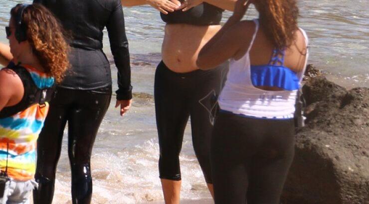 Δείτε την έγκυο Kim Kardashian στην παραλία με μαγιό [εικόνες]