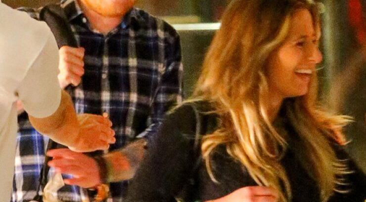 Ποιος πασίγνωστος τραγουδιστής είναι τρελά ερωτευμένος; [εικόνες]