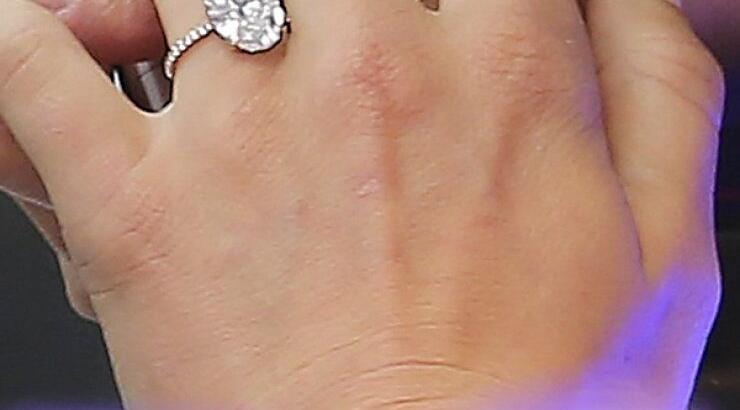 Διάσημη ηθοποιός αποκαλύπτει το τεράστιο μονόπετρό της [εικόνες]