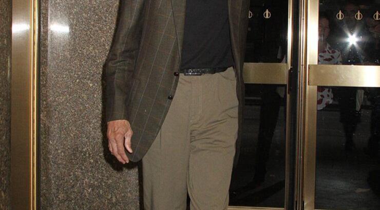 Αυτός είναι ο μεγάλος θρύλος του μπάσκετ...και του ύψους! [εικόνες]