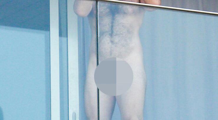 Απίστευτο! Ο στυλίστας της Rihanna ολόγυμνος στο μπαλκόνι [εικόνες]