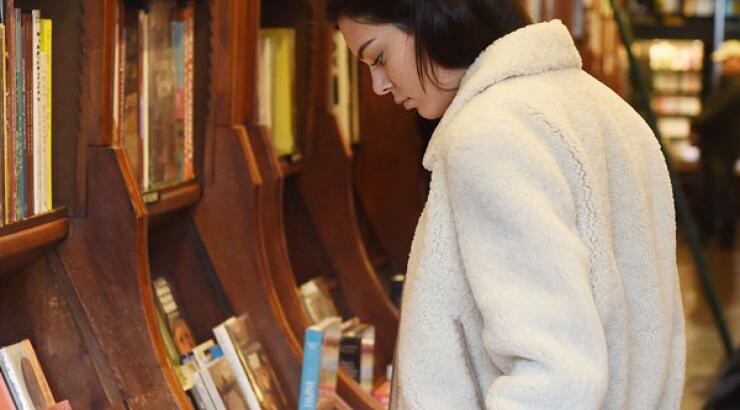 Kendall Jenner: Κι όμως λατρεύει τα...βιβλία [εικόνες]