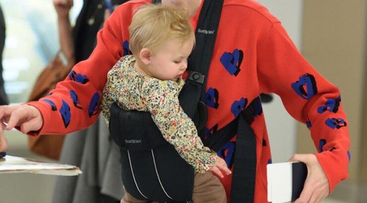 Σπάνια εμφάνιση διάσημης σταρ αγκαλιά με το τέταρτο μωρό της [εικόνες]