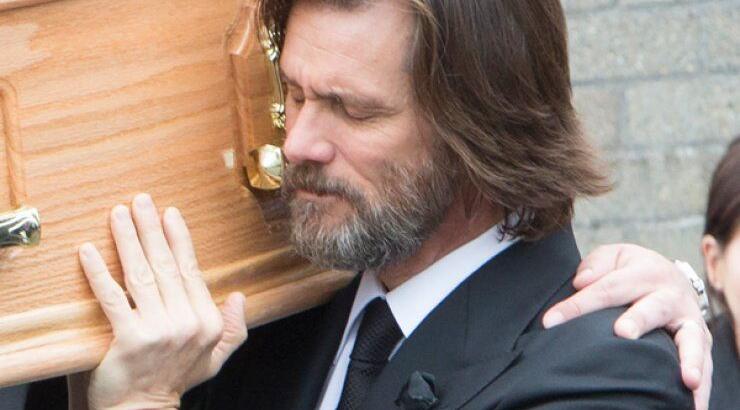 Jim Carrey: Κουβάλησε το φέρετρο της πρώην αγαπημένης του [εικόνες]