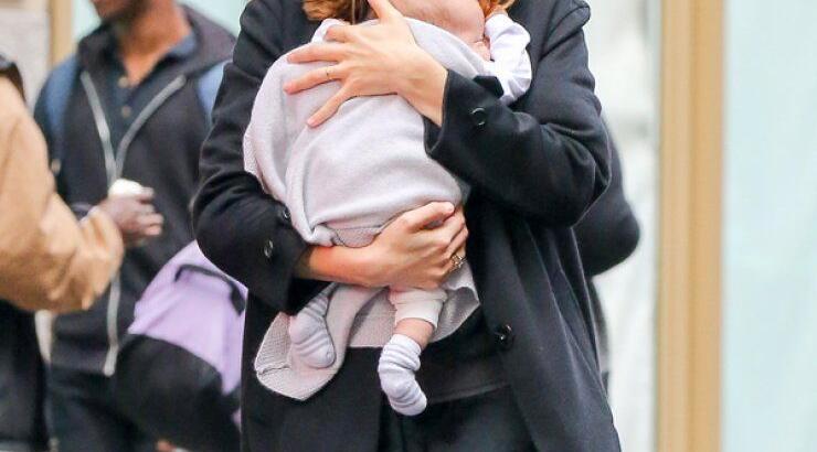 Πρώτη δημόσια εμφάνιση για διάσημη ηθοποιό με την 3 μηνών κόρη της [εικόνες]