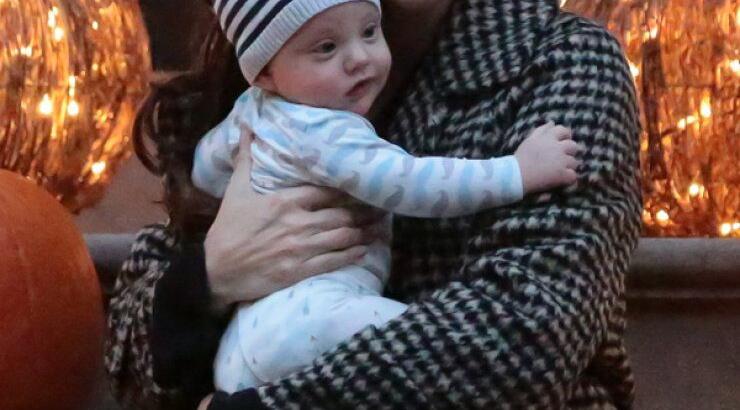 Για πρώτη φορά διάσημη ηθοποιός αγκαλιά με το μωράκι της [εικόνες]