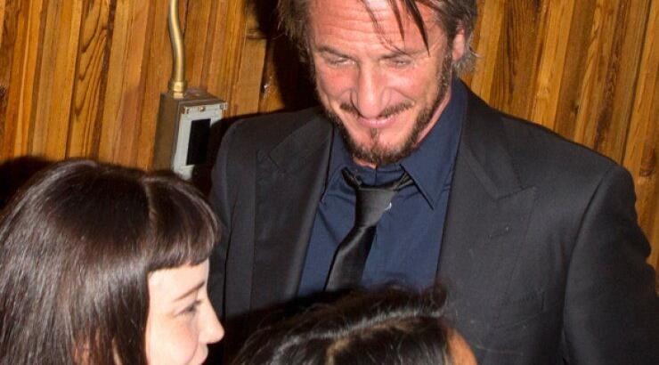 Sean Penn: Με ποια κουκλάρα φημολογείται πως είναι ζευγάρι; [εικόνες]