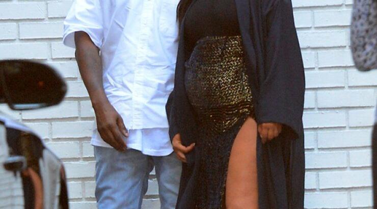 Kim Kardashian: Το τεράστιο άνοιγμα του φορέματος και η στάση του Kanye [εικόνες]