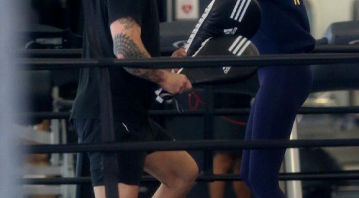 Διάσημο μοντέλο δίνει ξύλο και το ευχαριστιέται [εικόνες]