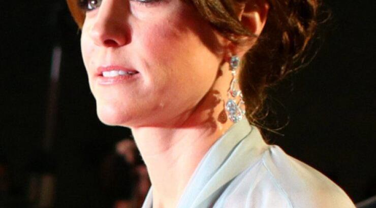 Αυτή είναι η γυναίκα που έκλεψε την παράσταση στην πρεμιέρα της νέας ταινία τους James Bond [εικόνες]