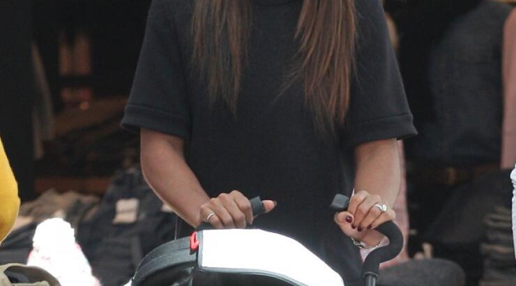 Διάσημη τραγουδίστρια για πρώτη φορά με το νεογέννητο μωρό της [εικόνες]