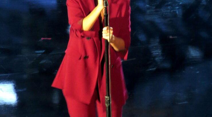 Ποια τραγουδίστρια ντύθηκε χριστουγεννιάτικο δώρο σε δημόσια εμφάνιση; [εικόνες]