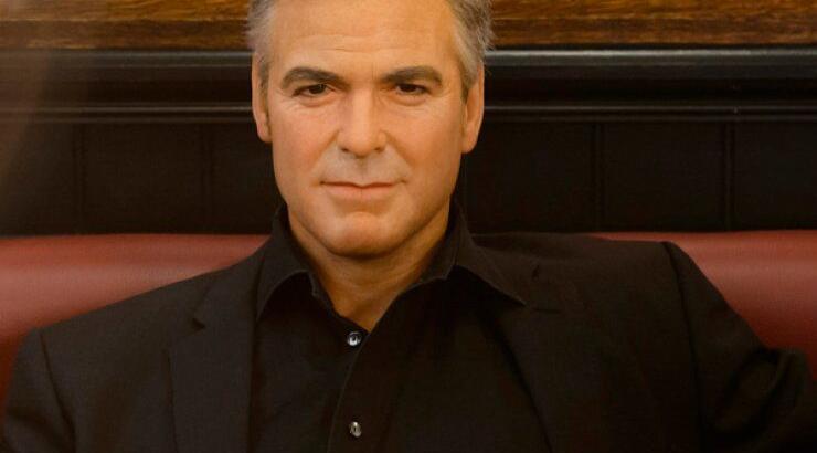 O George Clooney σε δείπνο με...άγνωστα κορίτσια [εικόνες]