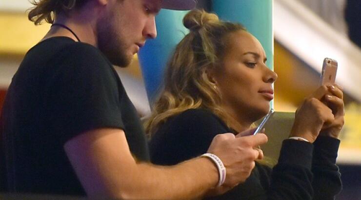 Πασίγνωστη τραγουδίστρια για πρώτη φορά δημόσια με τον σύντροφό της [εικόνες]