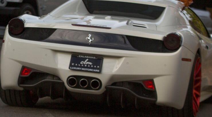 Kylie Jenner: Στόλισε την Ferrari της λόγω Χριστουγέννων [εικόνες]