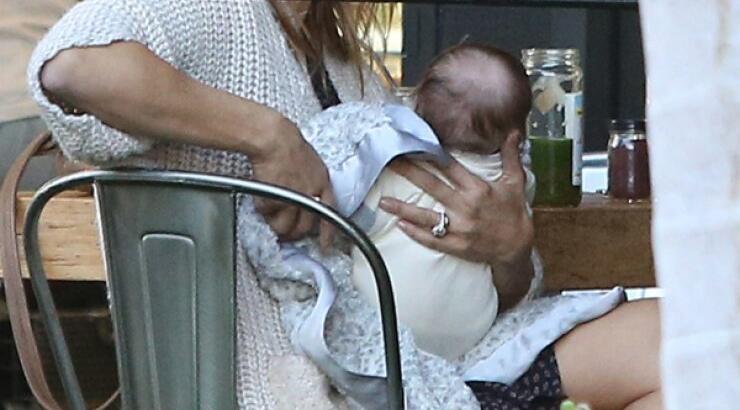 Για πρώτη φορά διάσημο μοντέλο με το νεογέννητο μωρό της [εικόνες]