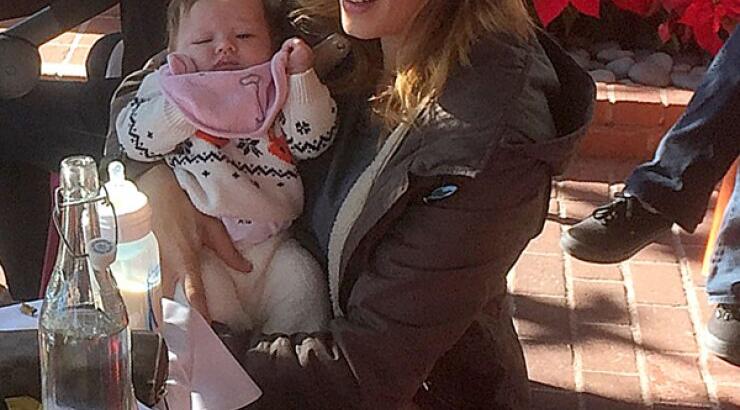 Για πρώτη φορά διάσημο μοντέλο με το νεογέννητο μωρό της [εικόνες]