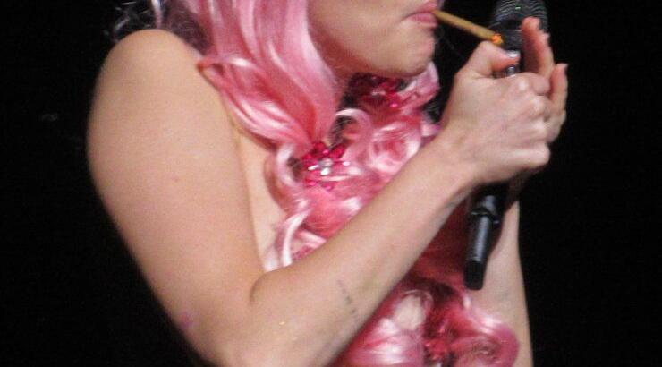 Σοκάρει και πάλι η Miley Cyrus με ύποπτο τσιγάρο επί σκηνής [εικόνες]