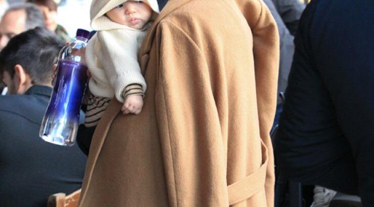 Διάσημη ηθοποιός για πρώτη φορά με το μωράκι της [εικόνες]