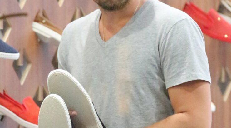 O Di Caprio περνάει τα Χριστούγεννα μόνος του [εικόνες]