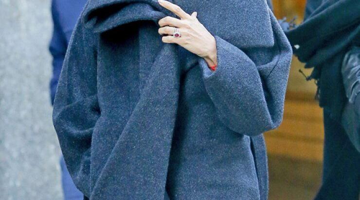 Διάσημη ηθοποιός μας δείχνει το τεράστιο μονόπετρο που της χάρισε ο σύντροφός της [εικόνες]