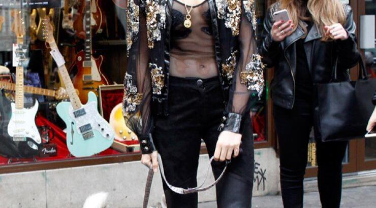 Δείτε πως κυκλοφορεί η Cara Delevigne στο Παρίσι [εικόνες]