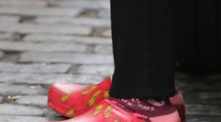 Ποια σταρ του Hollywood κυκλοφορεί με αυτές τις παντόφλες; [εικόνες]