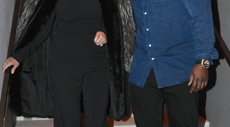 Ανεβαίνειτα σκαλιά της εκκλησίας η μαμά Kardashian; [εικόνες]