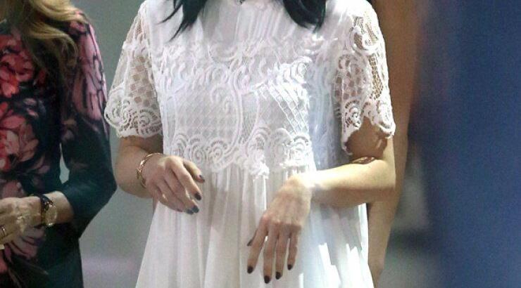 Δείτε την Kylie Jenner να φοράει το πιο συντηρητικό φόρεμα που είδαμε ποτέ [εικόνες]