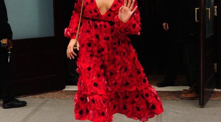 Red and hot η Blake Lively σε νέα της εμφάνιση [εικόνες]