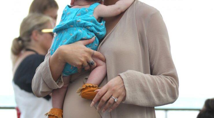 Chrissy Teigen: Με νεογέννητο στην αγκαλιά της προετοιμάζεται [εικόνες]