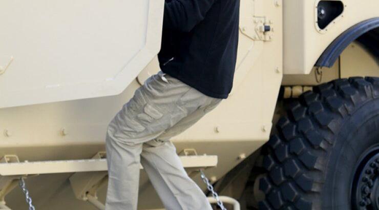 Ποιος διάσημος σταρ απέκτησε...στρατιωτικό αυτοκίνητο; [εικόνες]