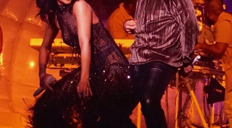 Rihanna: Σέξυ πόζες μαζί με τον σύντροφό της πάνω στη σκηνή [εικόνες]