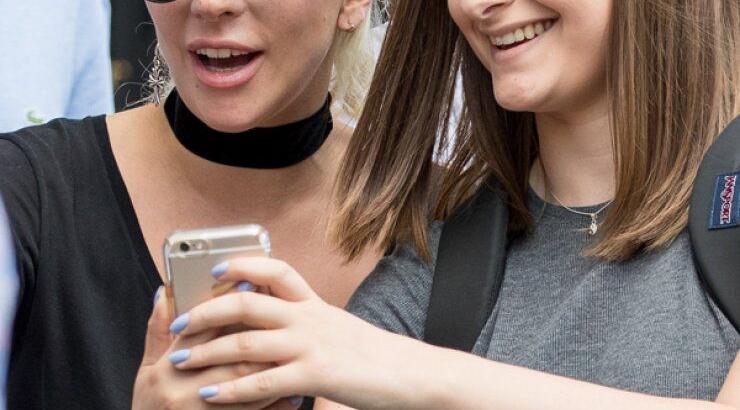 Η Lady Gaga φωτογραφίζεται με τους θαυμαστές της στους δρόμους της Νέας Υόρκης