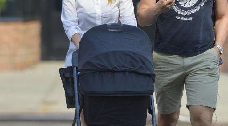 Nicky Hilton: Στους δρόμους της Νέας Υόρκης με το καροτσάκι και στενό της φίλο