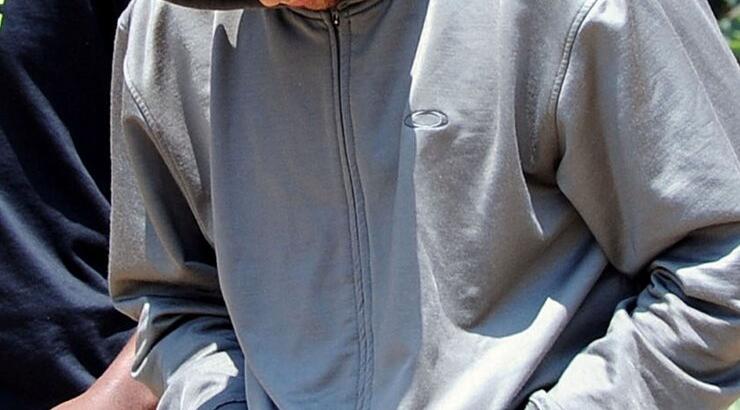 Όσκαρ Πιστόριους: με σκυμμένο το κεφάλι στο αστυνομικό τμήμα