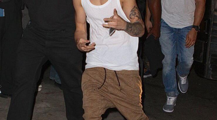 Ποιος διάσημος φοράει την μάσκα των ‘’Anonymous’’;