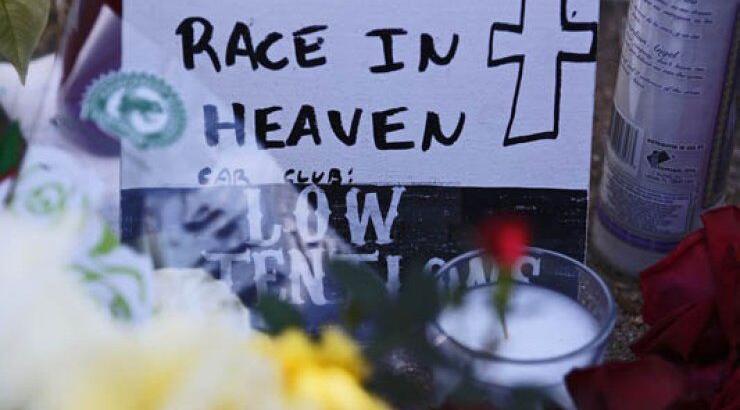 Paul Walker: Θαυμαστές αφήνουν λουλούδια και σημειώματα στο χώρο του δράματος [εικόνες]