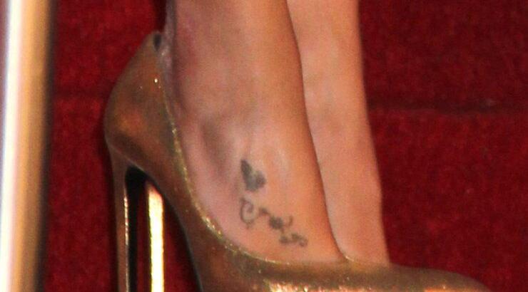 Ποια διάσημη τραγουδίστρια φοράει αυτές τις γόβες;