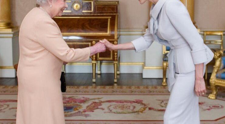 Η βασίλισσα Ελισάβετ έχρισε Dame την Αντζελίνα Τζολί [εικόνες]